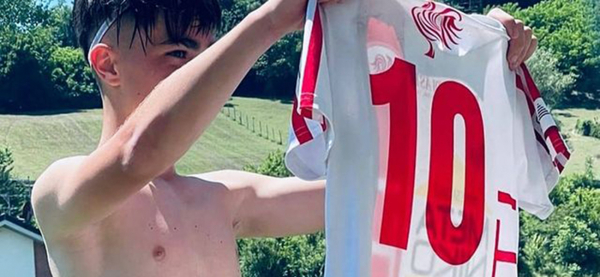 Edoardo Manuele mostra la maglia numero 10 dell'Asti