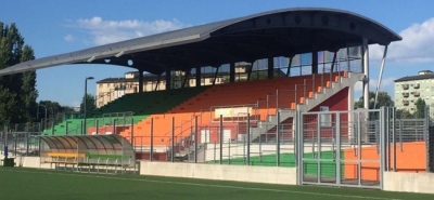 La tribuna arancione e verde dello stadio Don Mosso