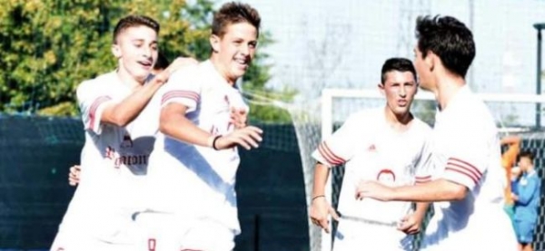 Albisetti festeggiato dai suoi compagni. E' il nuovo leader della classifica