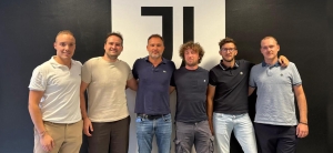 Lo staff di Strikers insieme a Davide Bellotto