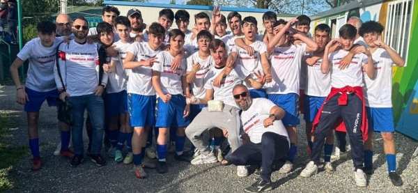 Vincenzo Cirri con i suoi ragazzi del Druentina