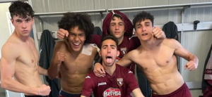I festeggiamenti in spogliatoio del Torino Under 18