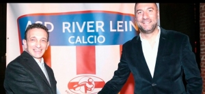 La stretta di mano tra Gino Pelella e Mimmo Bianco (foto tratta da www.ilrisveglio-online.it)