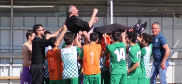 La festa della Bruinese Under 16 dopo la vittoria del girone