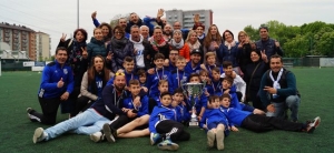 I giocatori del Volpiano 2007 festeggiano insieme ai loro genitori