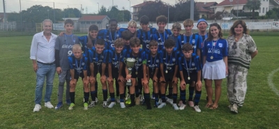 L'Atalanta con la famiglia Maffeis e il Presidente del Volpiano Pianese