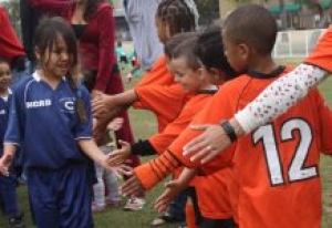 In campo per mano a genitori e nonni, ma della squadra avversaria: rivoluzione Fair Play in Piemonte