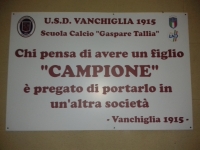 La targa all'ingresso dei campi di gioco, rappresenta al meglio la filosofia che si troverà qui al Vanchiglia