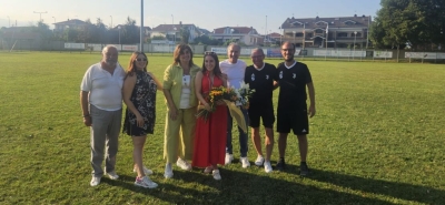 La dirigenza del Volpiano Pianese insieme alla famiglia Maffeis